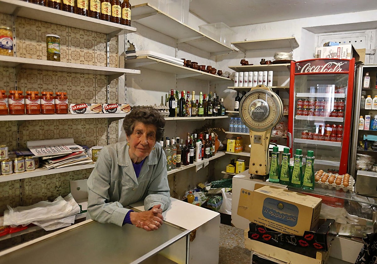 Fina Clemente, tras el mostrador de Ultramarinos Sabiniano Clemente.