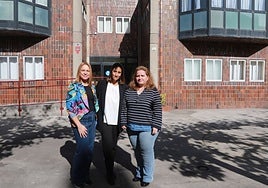 Elena Suero, Covadonga Landín y Cristina Avella delante del viejo edificio del Hogar de San José que albergará hasta 40 hombres, usuarios procedentes del Albergue de Covadonga, a partir del mes de marzo de 2026.