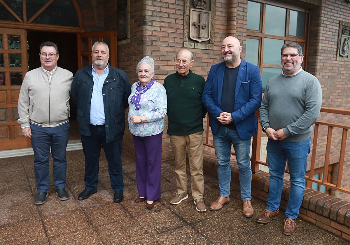 En el centro, Montserrat Álvarez y Félix Cardín, acompañados de Guzmán Pendás y Toño Migoya y representantes vecinales de la asociación de Portuarios.