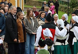 Entre sidros, culinos y comedia: el recorrido de la Familia Real por Valdesoto