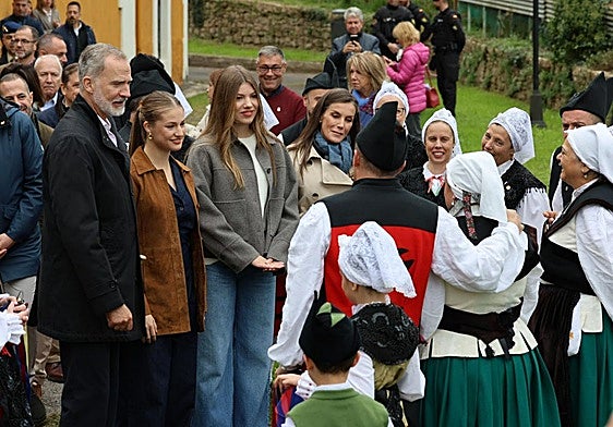 Entre sidros, culinos y comedia: el recorrido de la Familia Real por Valdesoto