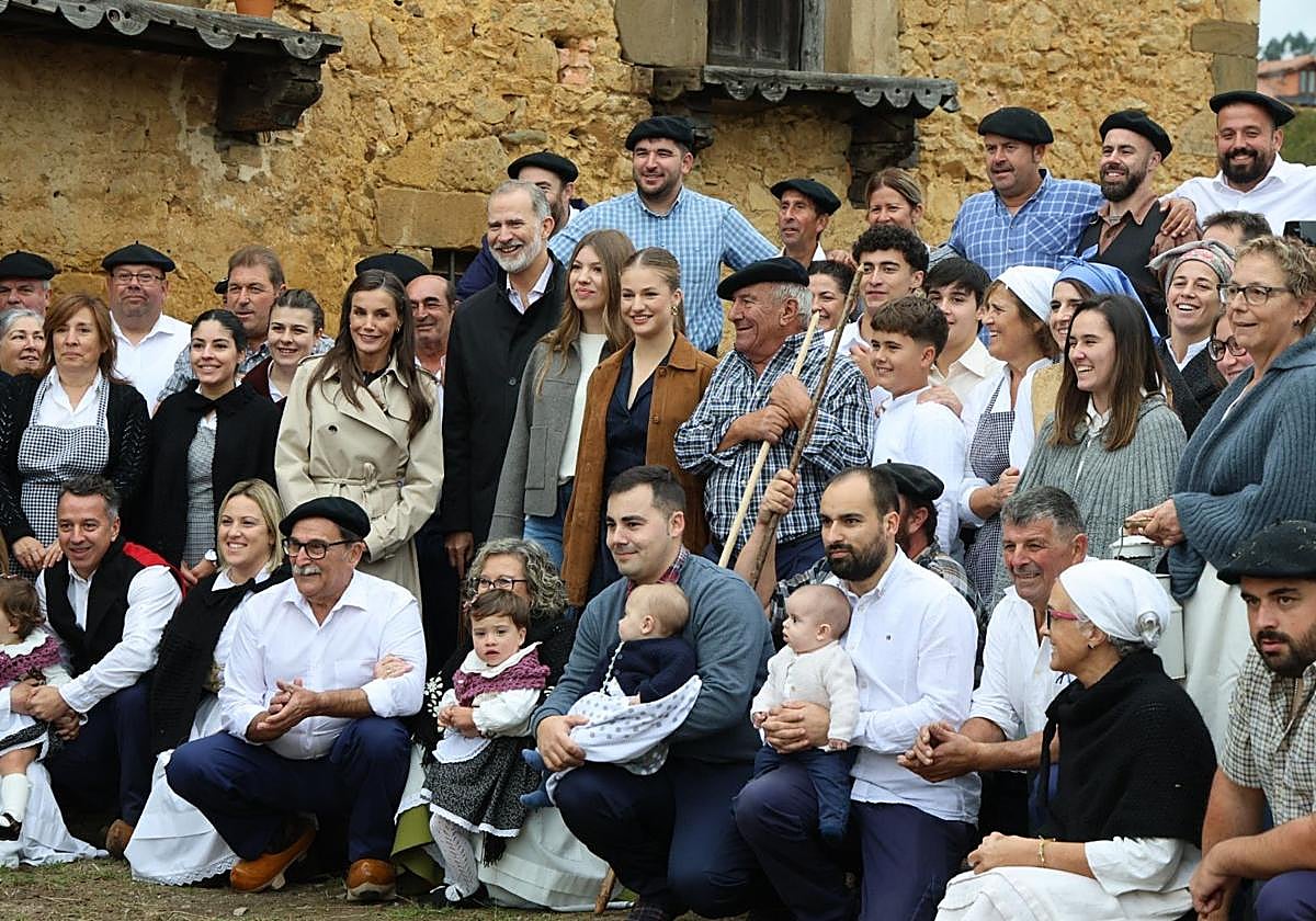 La Familia Real, con vecinos de Valdesoto en su recorrido por el Pueblo Ejemplar de Asturias.
