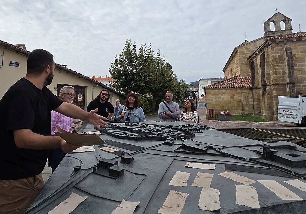 Turistas en la maqueta de la Villaviciosa medieval.