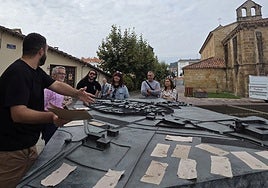 Turistas en la maqueta de la Villaviciosa medieval.