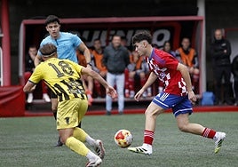 Julio Delgado trata de impedir el avance del local Álex Solís.