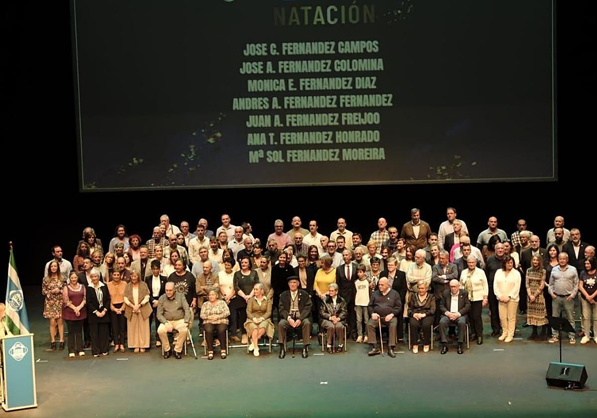 Foto de familia durante la gala organizada ayer por el Santa Olaya para celebrar sus éxitos.