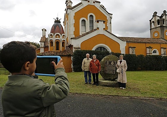 El pequeño Bruno hace una foto a su familia junto a la placa conmemorativa del Pueblo Ejemplar.