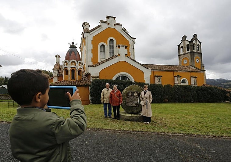 El pequeño Bruno hace una foto a su familia junto a la placa conmemorativa del Pueblo Ejemplar.
