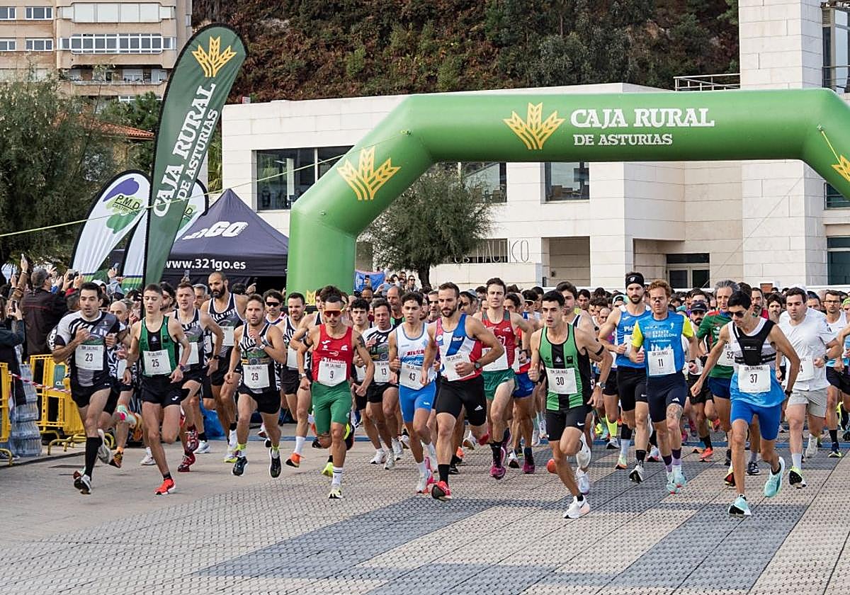 Salida de la prueba, en el paseo de la castrillonense playa de Salinas.