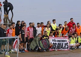 Representantes de los colectivos sportinguistas sobre la arena de San Lorenzo, donde disputaron los partidos.