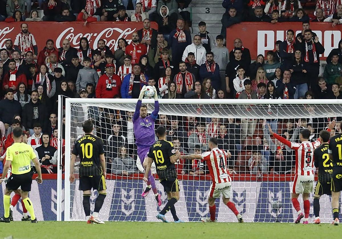 El guardameta Yáñez se hace con un balón aéreo.