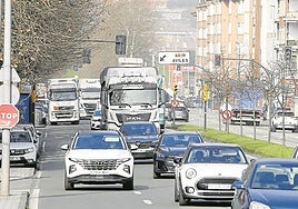 Tráfico denso en la avenida del Príncipe de Asturias, con varios camiones transitando.
