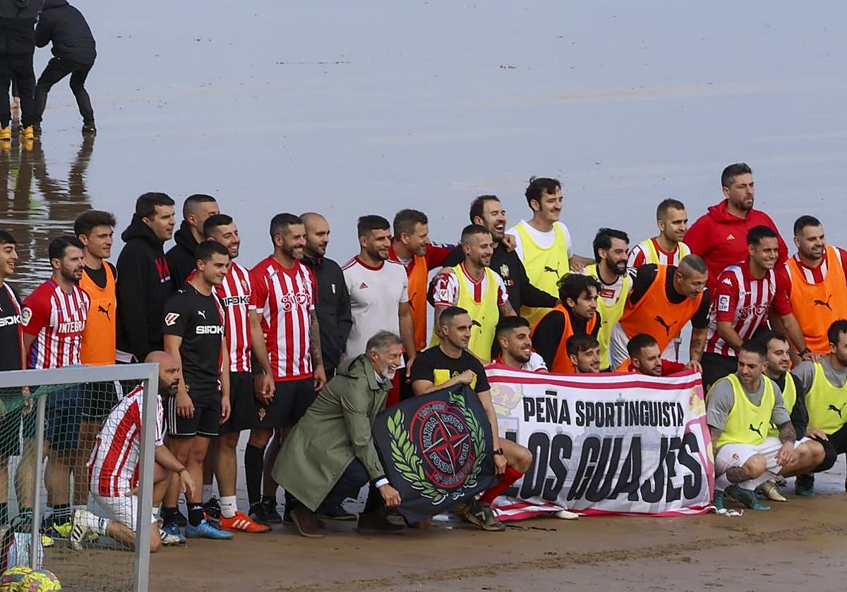 Representantes de los colectivos sportinguistas sobre la arena de San Lorenzo, donde disputaron los partidos.