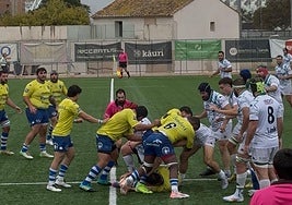 Los jugadores del Pasek Belenos tratan de conservar el oval en un ruck.
