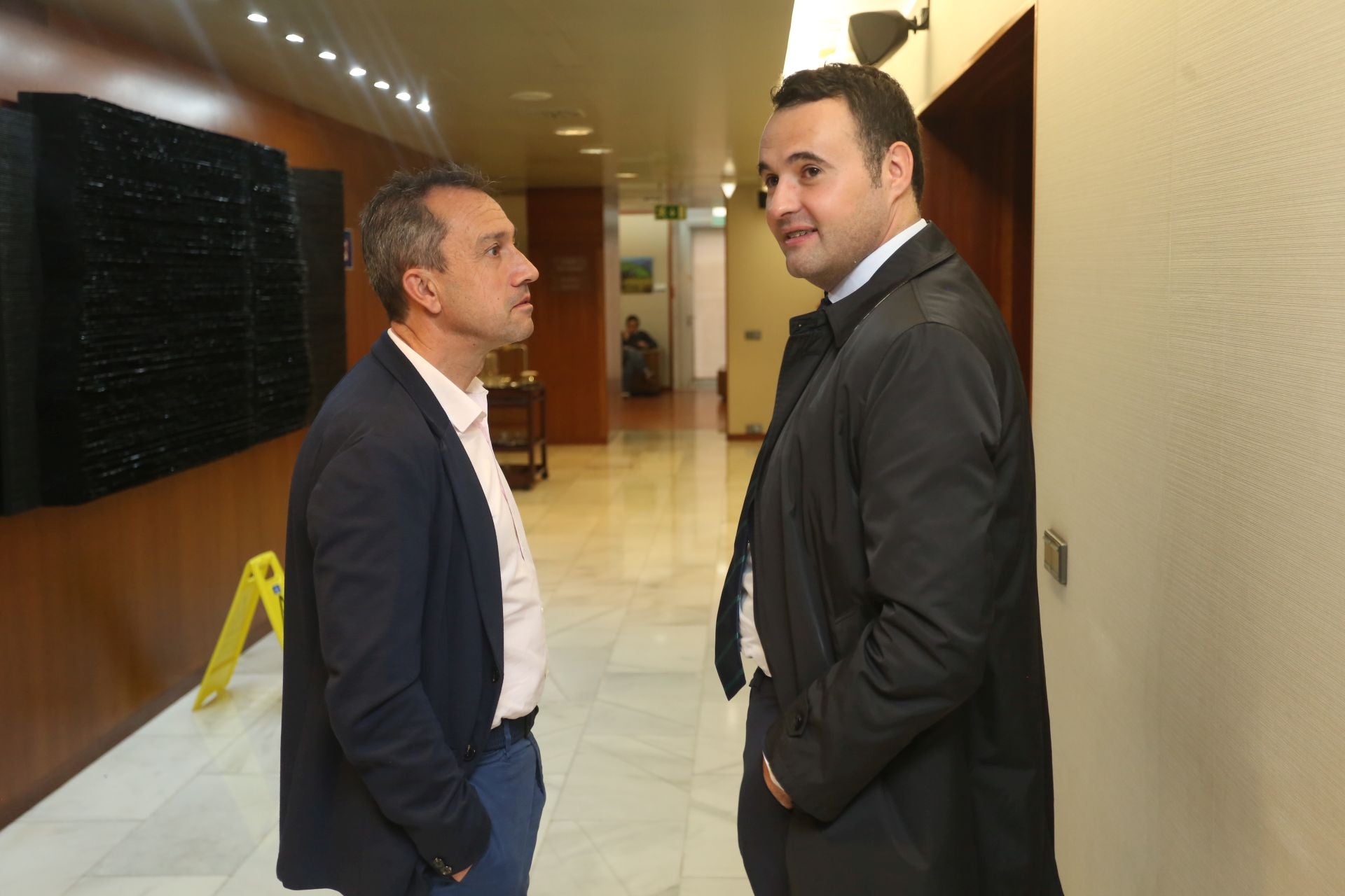 El consejero de Vivienda y líder de IU, Ovidio Zapico, y el consejero de Hacienda, Guillermo Peláez.