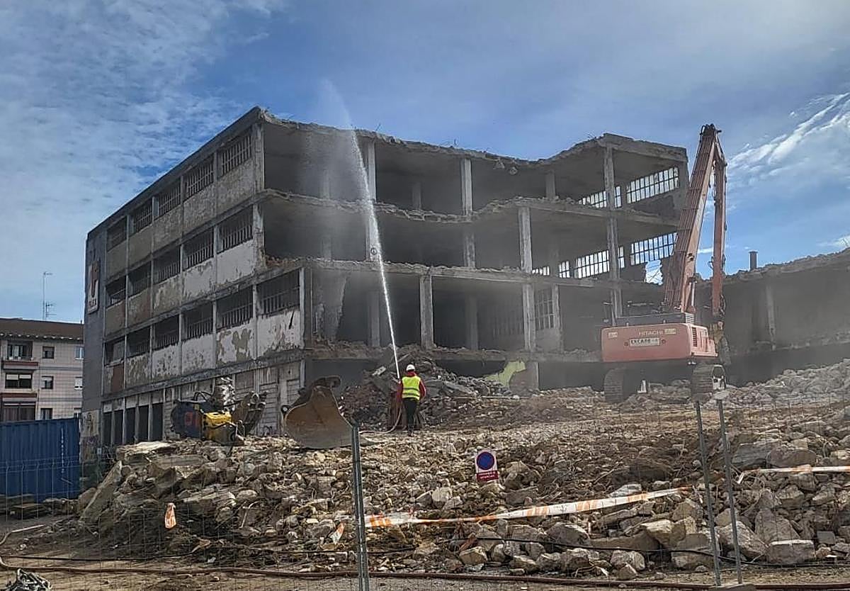 Avanza el derribo de la antigua fábrica de Flex