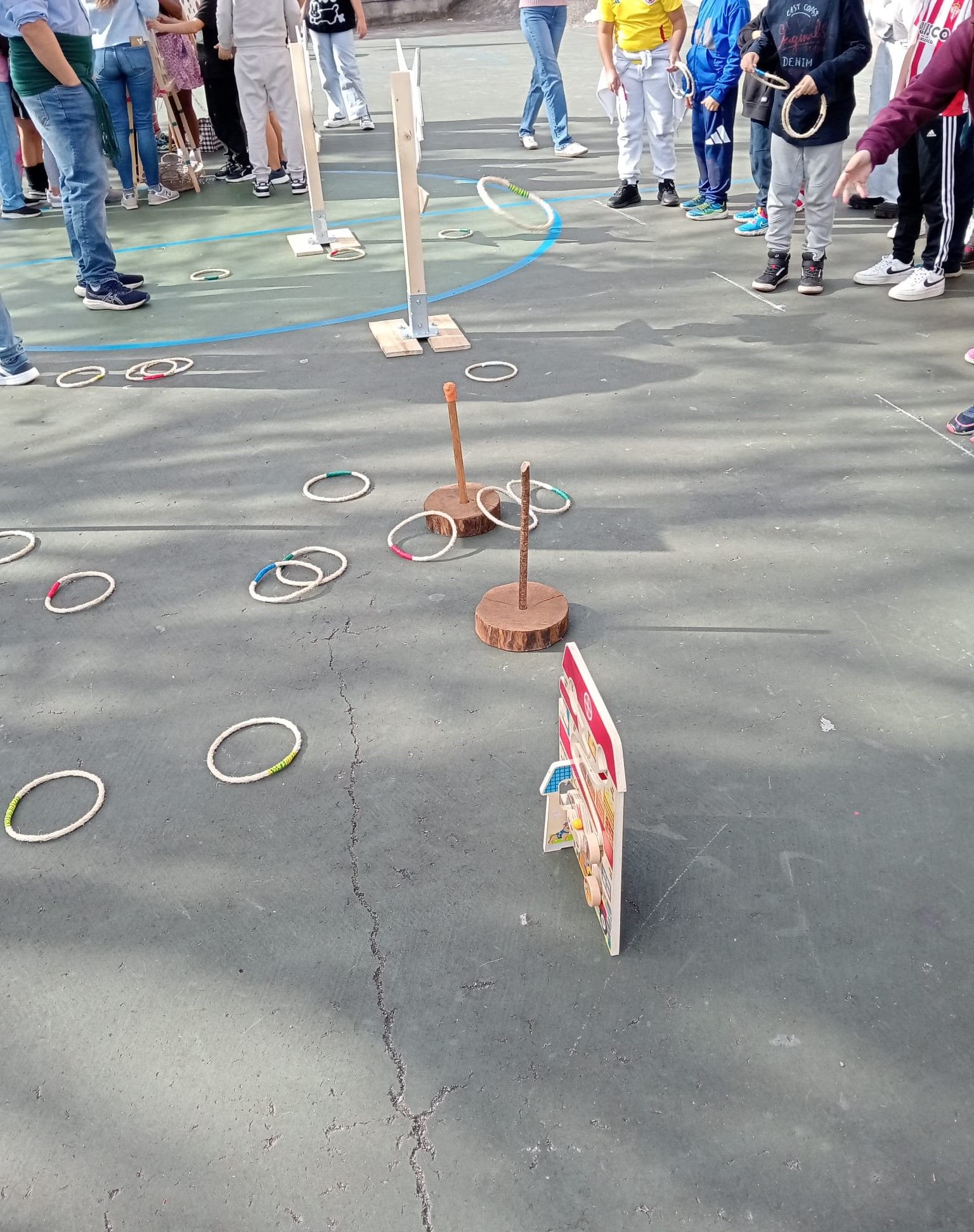 Escanciado, juegos tradicionales y muchas castañas en el colegio Montevil de Gijón