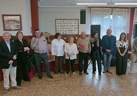 Los homenajeados Belén García y Domingo Molina arropados por José Ramón Fiaño, Montserrat López Moro, Guzmán Pendás y socios de El Muselín.