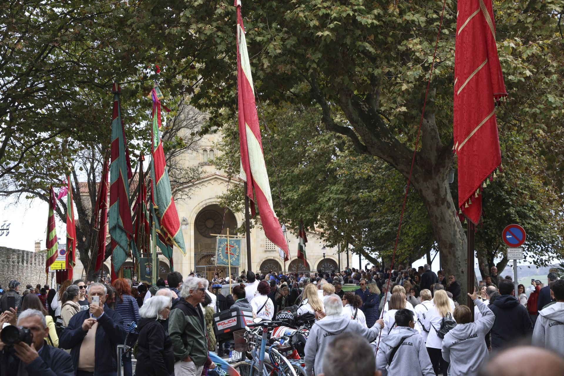 Los pendones leoneses desfilan por Gijón