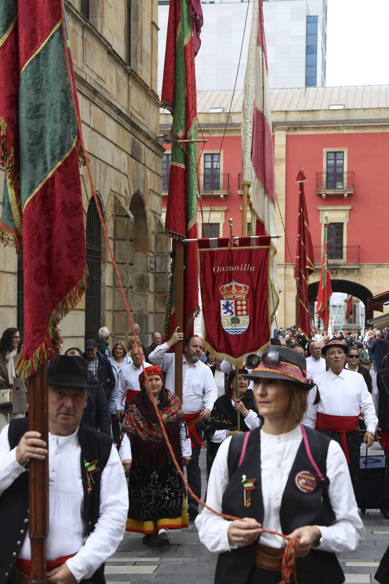 Los pendones leoneses desfilan por Gijón