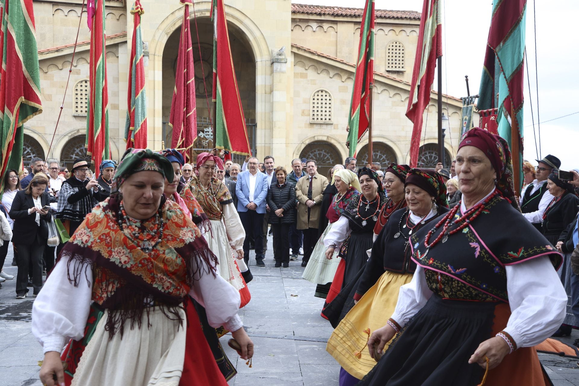 Los pendones leoneses desfilan por Gijón
