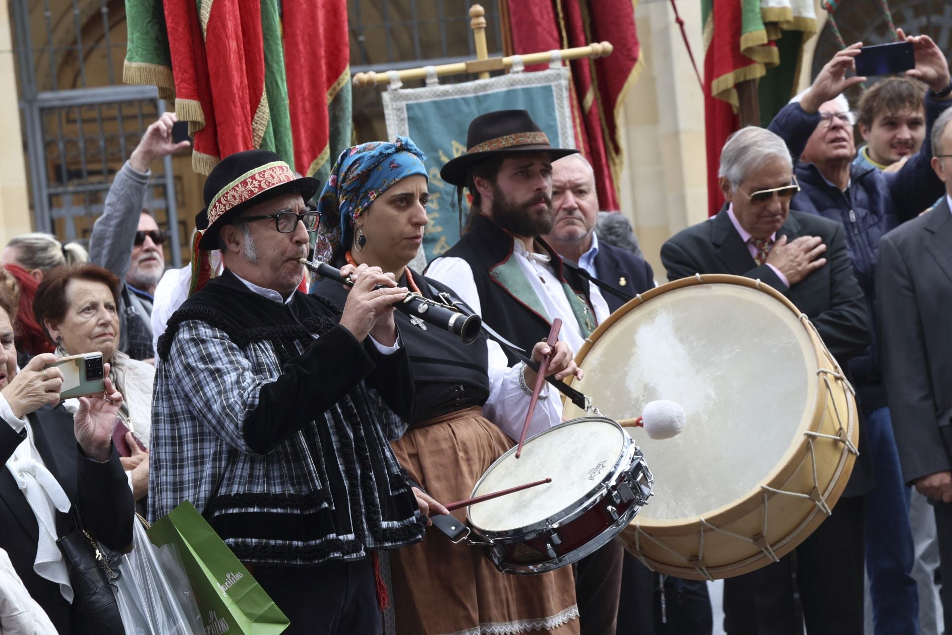 Los pendones leoneses desfilan por Gijón