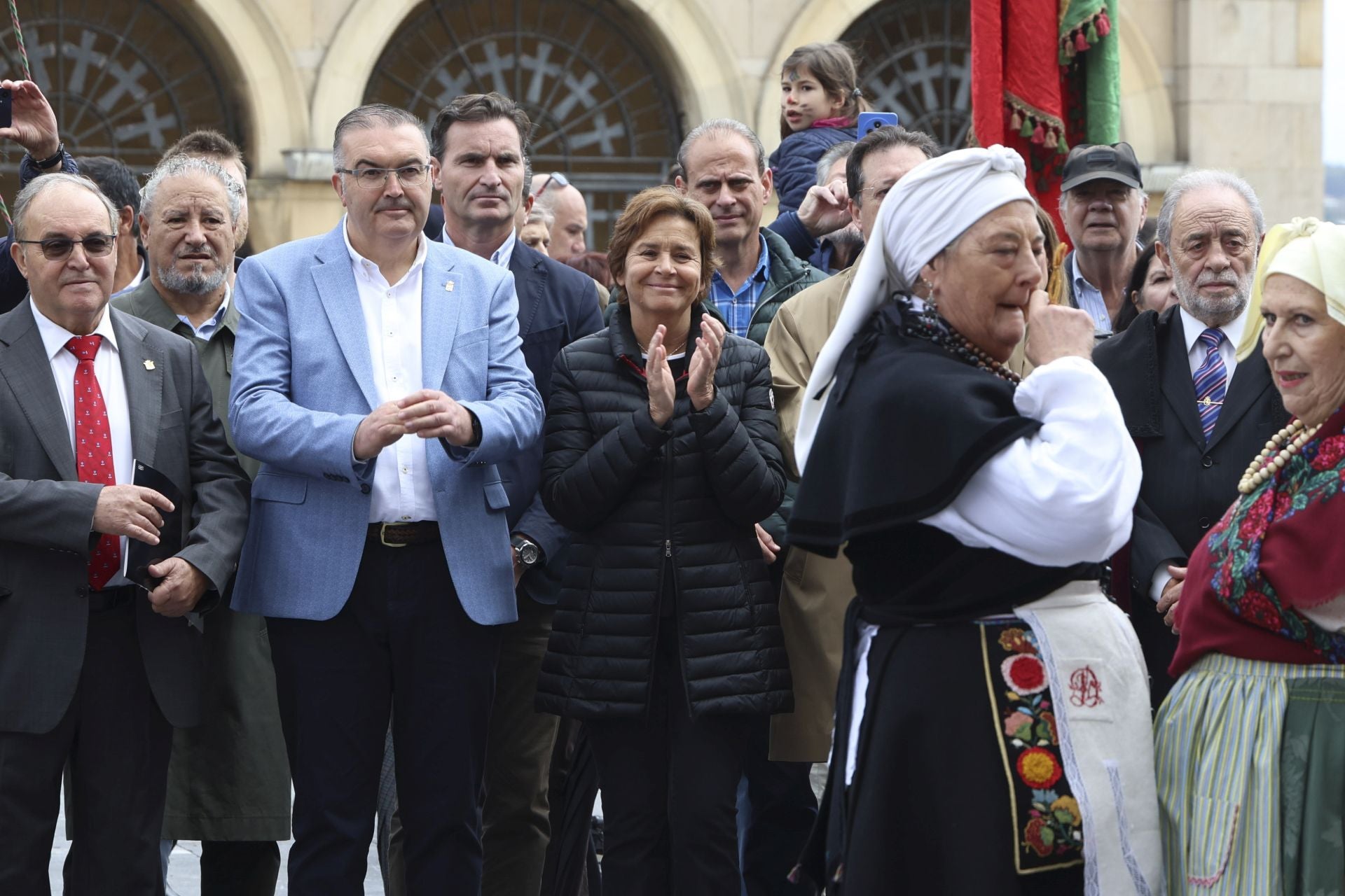 Los pendones leoneses desfilan por Gijón