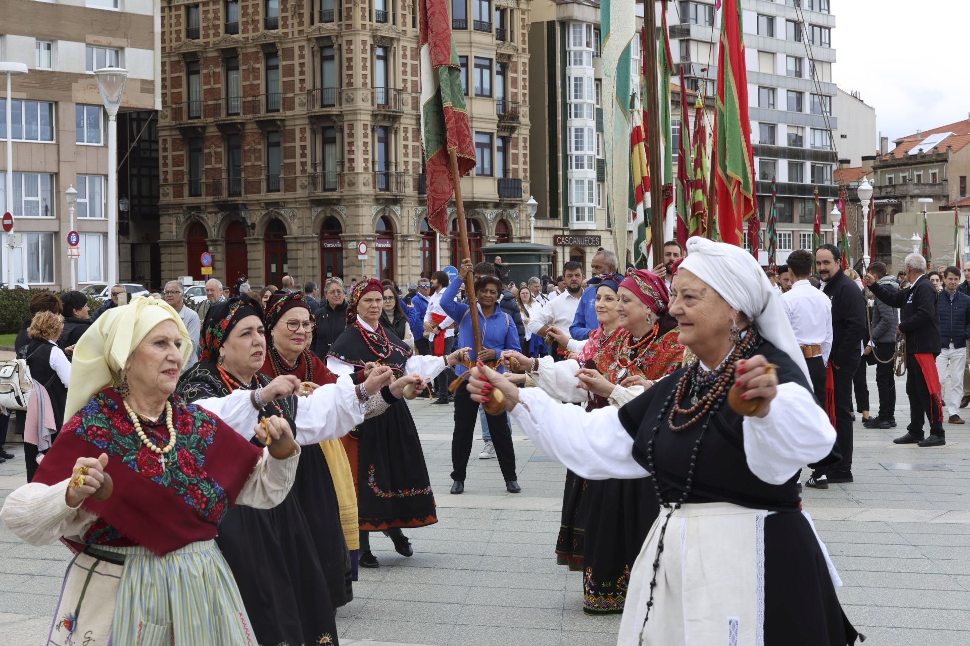 Los pendones leoneses desfilan por Gijón