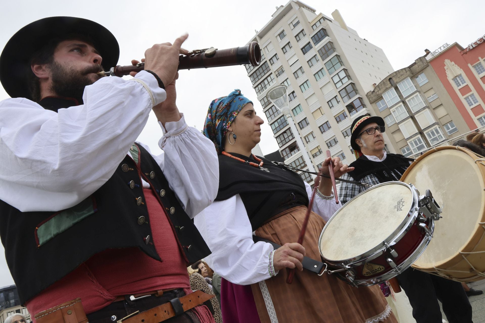 Los pendones leoneses desfilan por Gijón