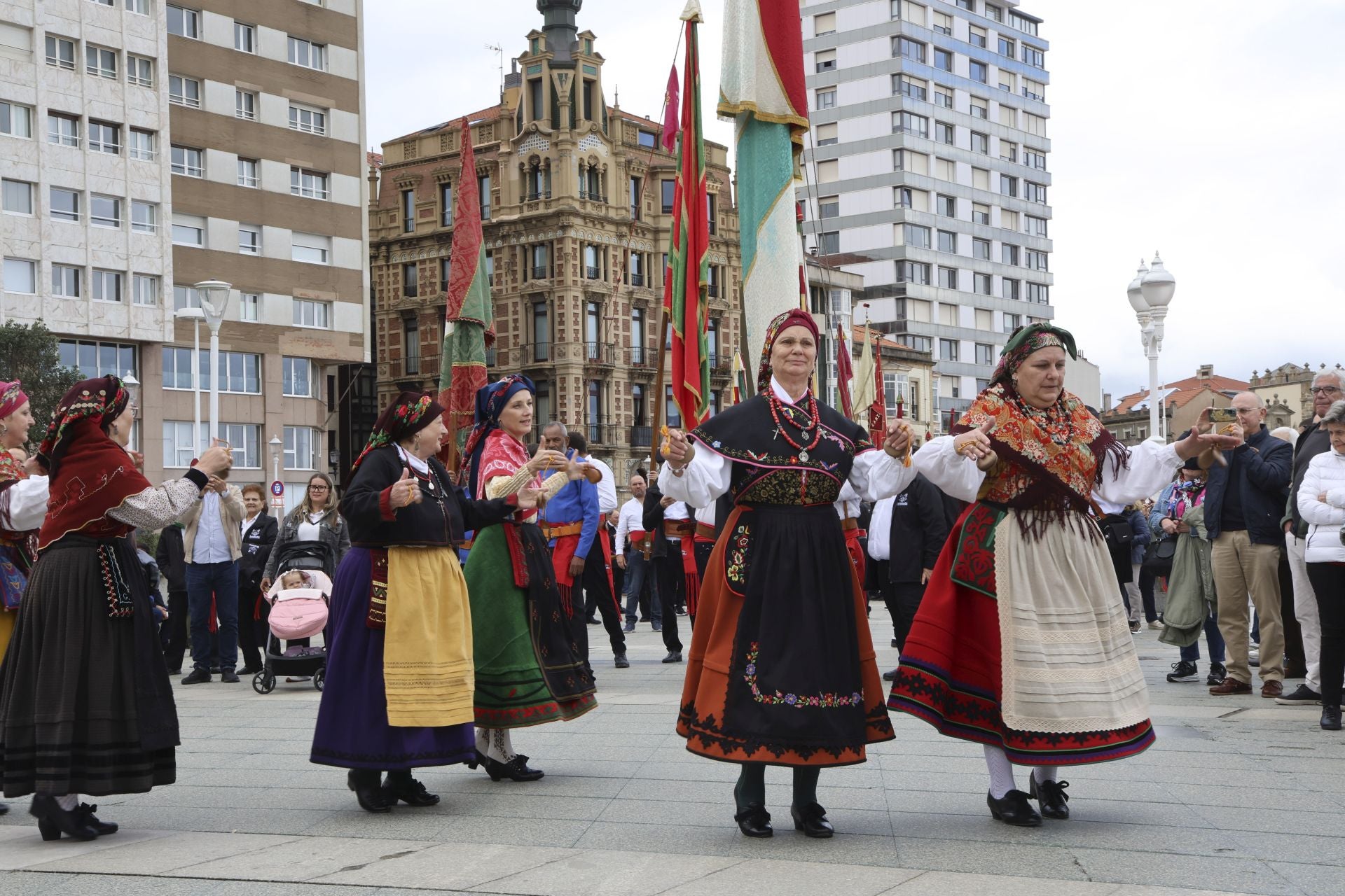Los pendones leoneses desfilan por Gijón