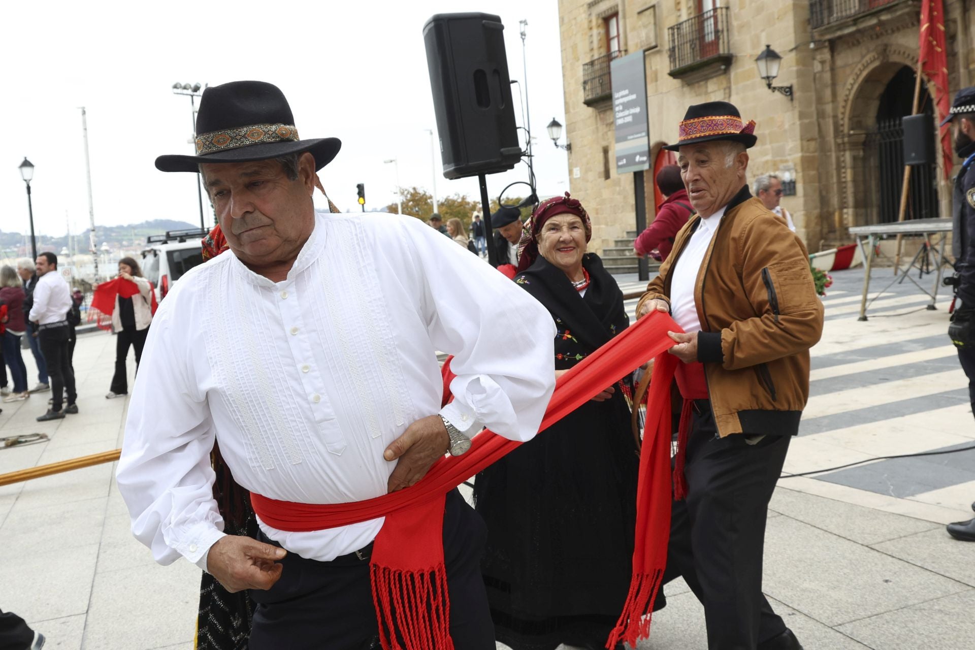 Los pendones leoneses desfilan por Gijón