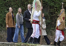 Los Reyes y sus hijas asisten divertidos a la función de los Sidros.