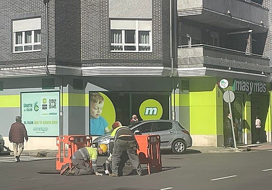 Operarios minutos después del incidente comprobando instalaciones cerca del número 16 de la calle Río Cares, en Pola de Laviana