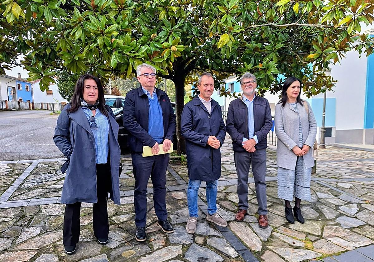 El consejero de Ordenación de Territorio, Ovidio Zapico, y el director general Ignacio Ruiz Latierro, fueron recibidos en Callezuela por el alcalde de Illas, Alberto Tirador, y miembros de la corporación municipal.