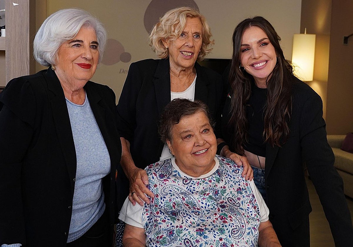 Por la izquierda, Paca Sauquillo, Manuela Carmena y, sentada, Cristina Almeida, con la presentadora Inés Hernand.