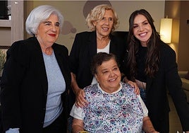 Por la izquierda, Paca Sauquillo, Manuela Carmena y, sentada, Cristina Almeida, con la presentadora Inés Hernand.