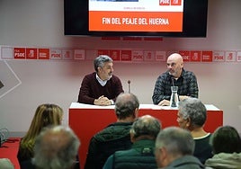 Alejandro Calvo y Monchu García en durante la asamblea en la Casa del Pueblo de Gijón.
