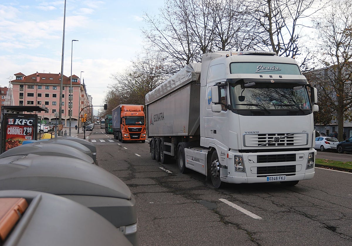 Camiones circulando por la avenida Príncipe de Asturias.