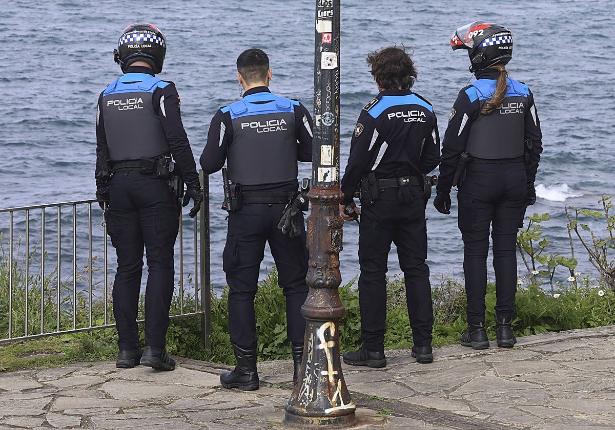 Agentes de la Policía Local en el Cerro de Santa Catalina.