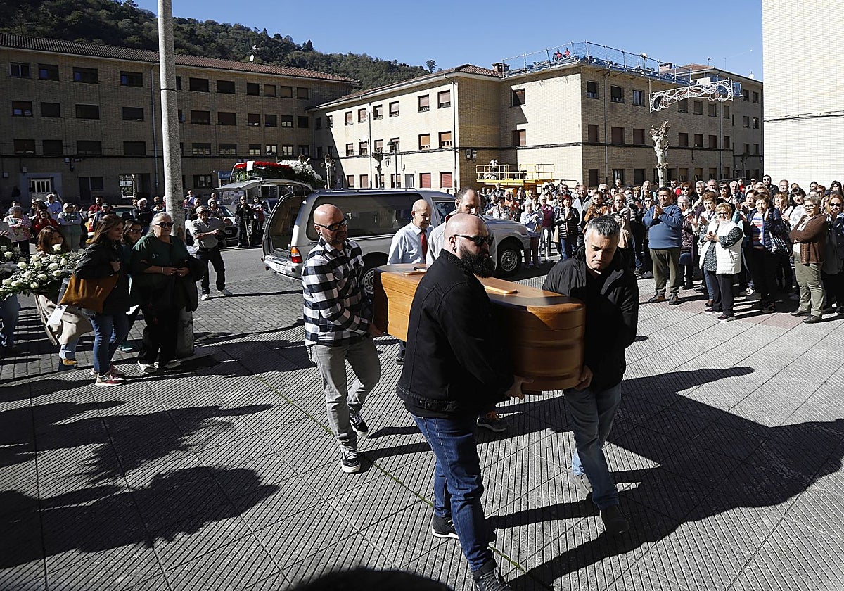 La entrada del féretro en la iglesia de Barredos arropado por los vecinos
