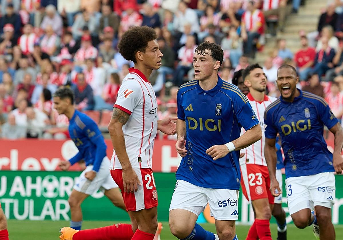 El delantero uruguayo Fede Viñas celebra el primer gol del Real Oviedo en Girona que logró de penalti.