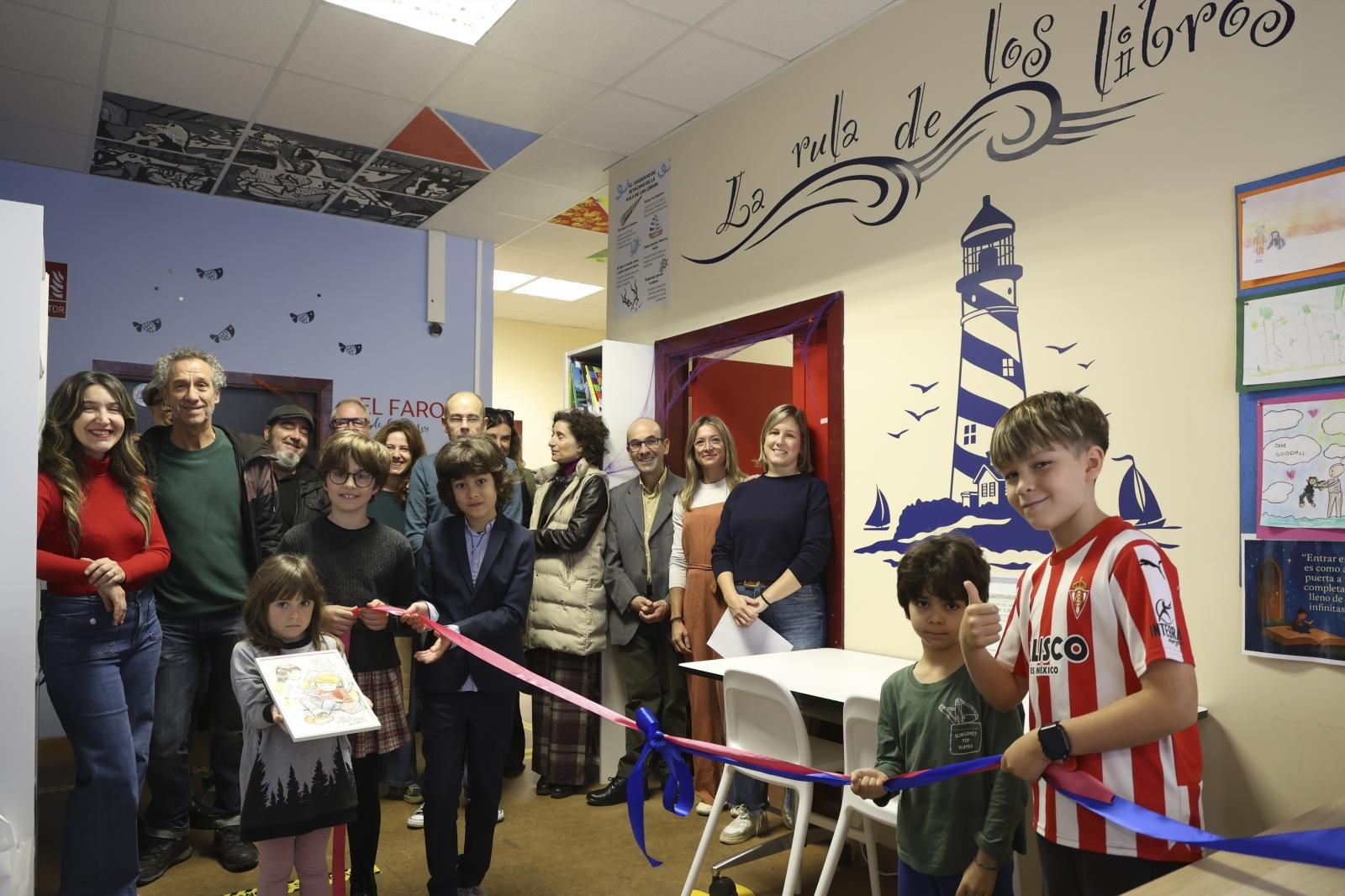 Niños, profesores y padres invitados en la inauguración de la biblioteca del colegio Honesto Batalón.