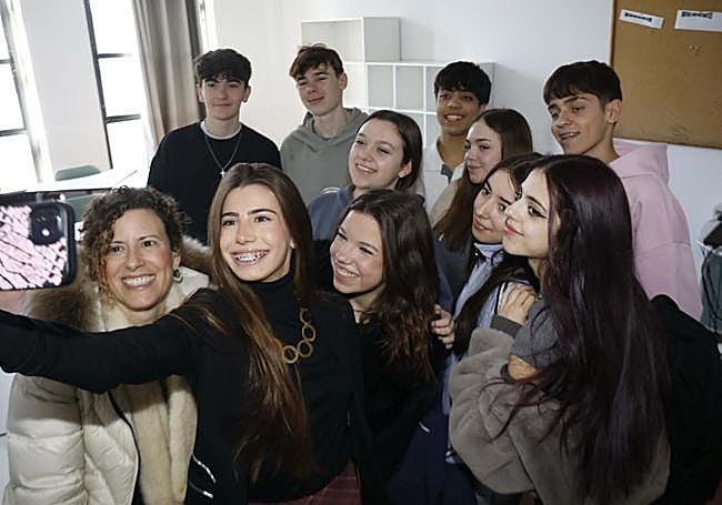 Los alumnos del IESNº 5 d eAvilés, que han participado en STARTinnova, acompañados por su tutora.