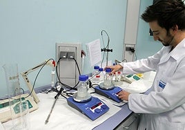 Un investigador del Instituto Oftalmológico Fernández-Vega.