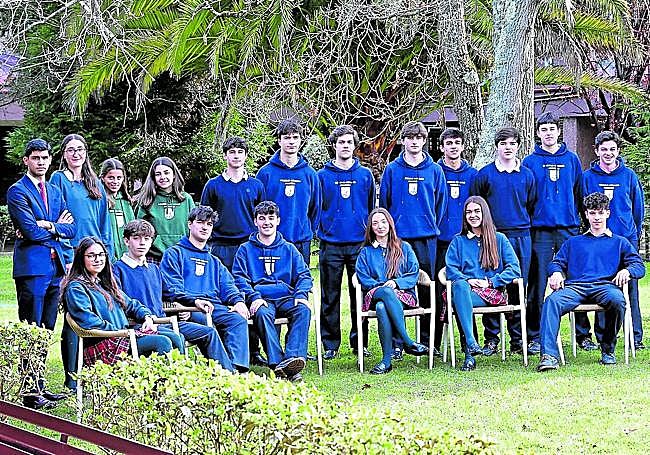 Los alumnos participantes en las instalaciones del centro con uno de sus profesores.