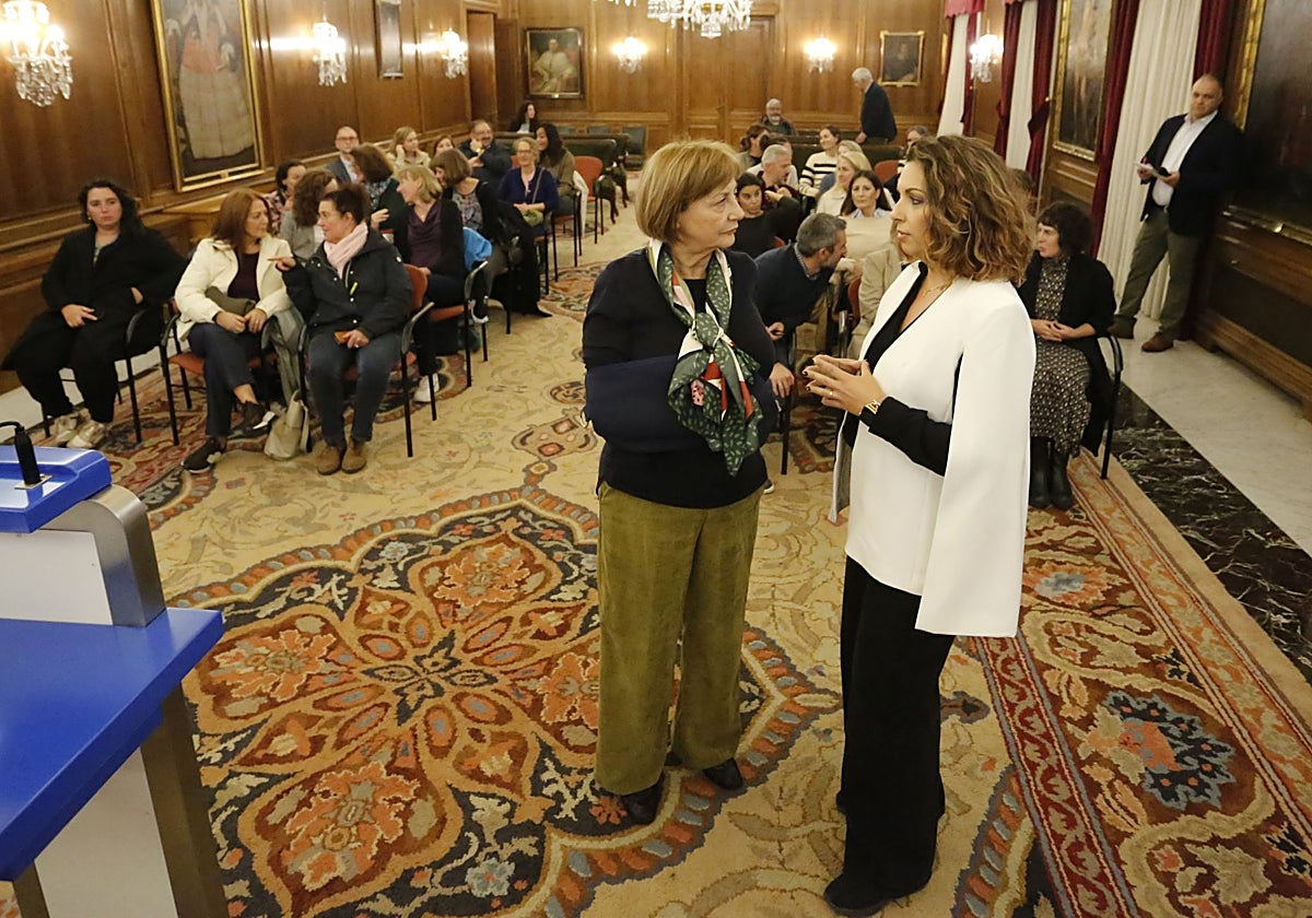 Mariví Monteserín y Reyes Sansegundo conversan antes de iniciar la recepción en Avilés.