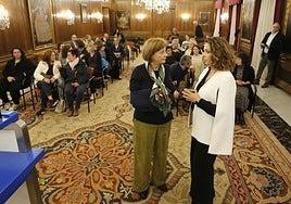 Mariví Monteserín y Reyes Sansegundo conversan antes de iniciar la recepción en Avilés.