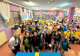 La directora Inés Estrada; los alpinistas Hanif Muhammad, Mutafa Muhammad, Hafiza Siddiqa Hanif y Amina Hanif , junto al alcalde de Siero, Ángel García, la edil María José Fernández, y los niños del Xentiquina