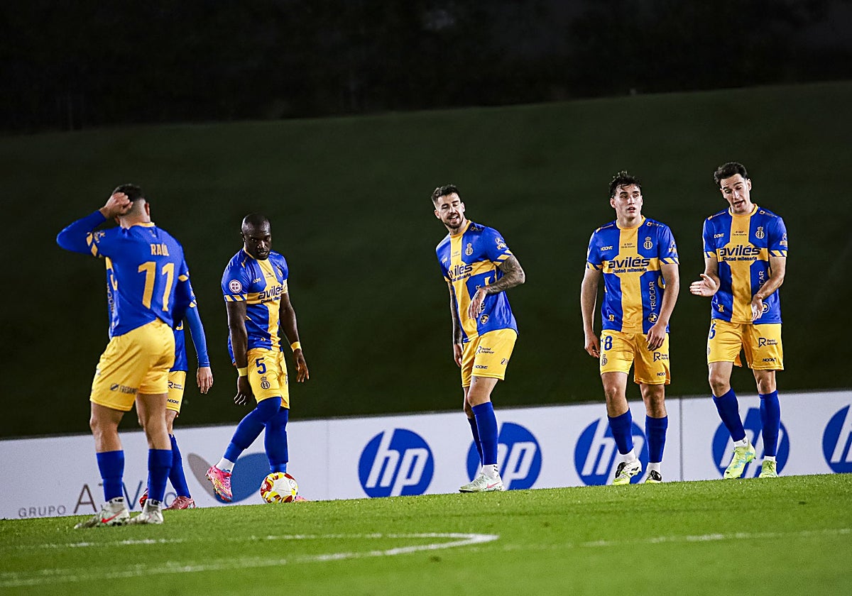 Babin, Granero, Gete y Adri Gómez comentan uno de los goles recibidos en Valdebebas ante la mirada de Raúl Rubio.