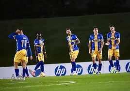 Babin, Granero, Gete y Adri Gómez comentan uno de los goles recibidos en Valdebebas ante la mirada de Raúl Rubio.